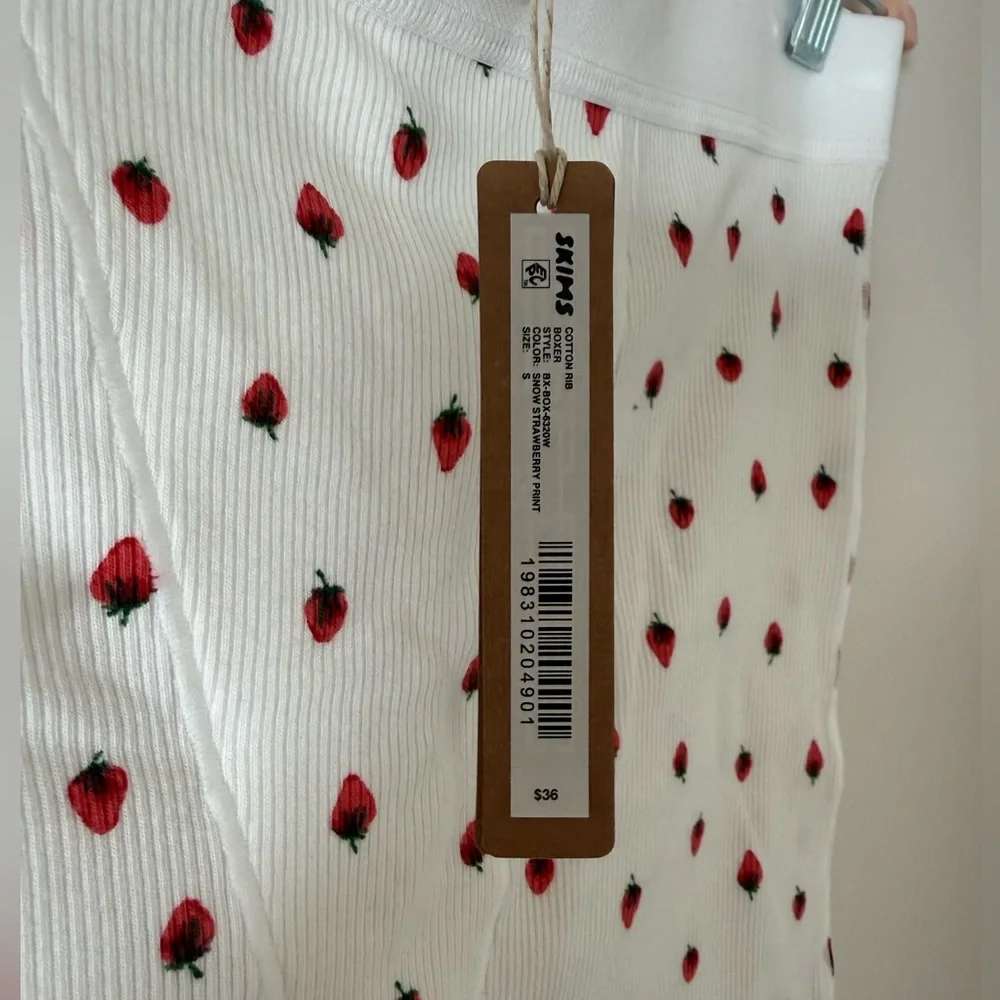 NWT SKIMS - Snow Strawberry boxer briefs - Sz Small - Picture 3 of 4